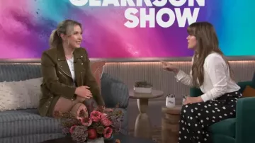 Cinq a Sept Zoe Chaqueta usada por Taylor Tomlinson como se ve en The Kelly Clarkson Show el 15 de octubre de 2024