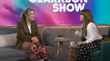 Cinq a Sept Palo Falda usada por Taylor Tomlinson como se ve en The Kelly Clarkson Show el 15 de octubre de 2024