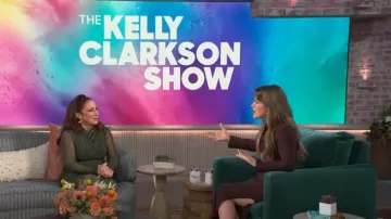 Vestido camisero midi de cintura fruncida Slinky de Asos usado por Kelly Clarkson como se vio en The Kelly Clarkson Show el 16 de octubre de 2024