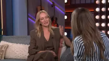 Chaleco sastre Matteau usado por Uma Thurman como se ve en The Kelly Clarkson Show el 21 de octubre de 2024