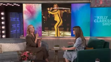 Blazer de sastrería relajado Matteau usado por Uma Thurman visto en The Kelly Clarkson Show el 21 de octubre de 2024