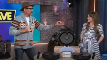 Cardigan Faherty Steven Paul Judd porté par Lawrence Zarian tel qu’on le voit dans The Kelly Clarkson Show le 21 octobre 2024