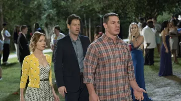 Tenues de film Blockers : Lisa (Leslie Mann) porte une robe ajustée et évasée Milly White and Green Palm Tree