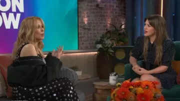 Rabanne Metal Disc Robe ajustée à pois portée par Kylie Minogue comme vue dans le spectacle The Kelly Clarkson le 22 octobre 2024