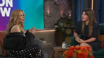 Alessandra Rich Minivestido plisado de seda de lunares usado por Kelly Clarkson como se vio en The Kelly Clarkson Show el 22 de octubre de 2024