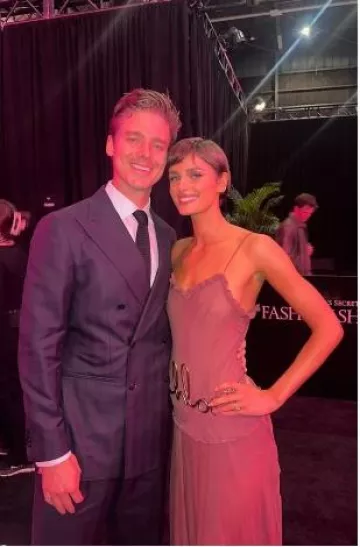 Chloe el icónico cinturón grande de Chloe usado por Taylor Hill en el desfile de moda de Victoria's Secret '24 después de la fiesta el 15 de octubre de 2024
