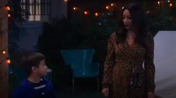 Diane Von Furstenberg Phoenix Robe portée par Rosie (Selenis Leyva) comme on le voit dans Lopez vs Lopez (S03E02)