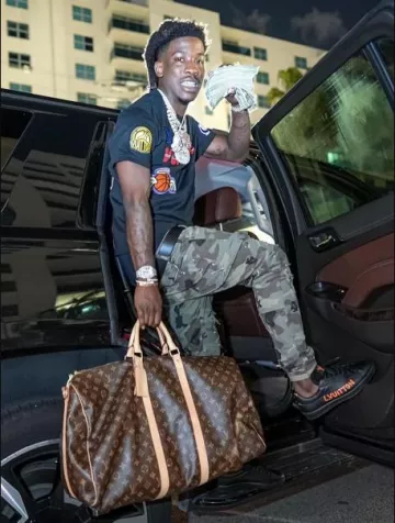 Zapatillas Louis Vuitton negras y naranjas con el logotipo 'Luxembourg' usadas por Toosii en la cuenta de Instagram @toosii