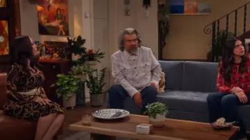 Ganni Robe midi en maille stretch imprimée froncée portée par Rosie (Selenis Leyva) comme on le voit dans Lopez vs Lopez (S03E03)