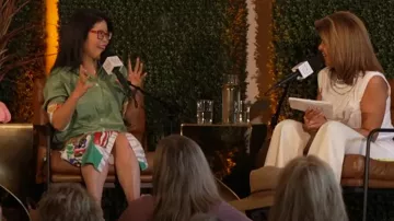 Cinq a Sept Bella Top de algodón con detalle de diamantes de imitación usado por Hoda Kotb como se ve en Today el 30 de octubre de 2024