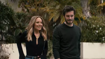 Les looks de la série Nobody Wants This : Joanne (Kristen Bell) porte une chemise noire body dans l'épisode 4 de la saison 1