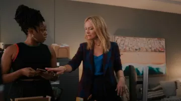 Fashion Brand Company Women’s Black Crop-Top porté par Izzy Letts (Jazz Raycole) comme on le voit dans The Lincoln Lawyer (S03E01)