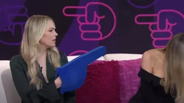 Hija favorita El top de satén Izzy en enebro usado por Erin Foster como se ve en Today el 30 de octubre de 2024