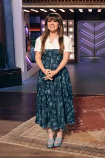 Sandales à plateforme en denim Versace portées par Kelly Clarkson au Kelly Clarkson Show 6.16 le 14 octobre 2024