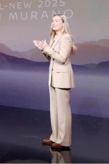 Max Mara Flared Stretch Wool Trousers in Beige worn by Brie Larson at Nissan Murano Event on October 16, 2024