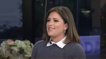 Brooks Brothers Pull amovible à col et poignets en laine mérinos fine porté par Chloe Melas comme on le voit dans Today le 1er novembre 2024