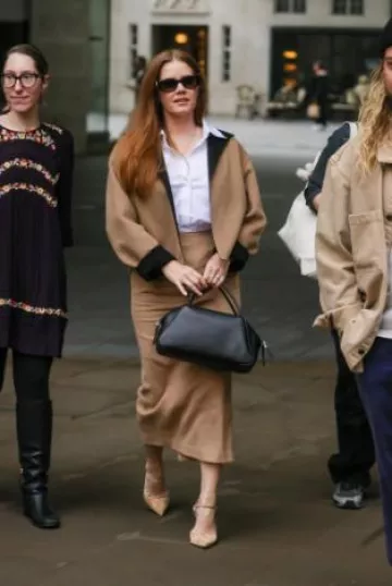 Bolso Prada Supernova de piel cepillada pequeña de Prada usado por Amy Adams en Londres el 16 de octubre de 2024