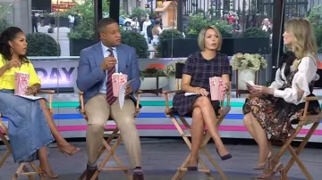 Mini vestido de mezclilla Plan C usado por Jenna Bush Hager como se ve en Today with Hoda & Jenna el 1 de noviembre de 2024