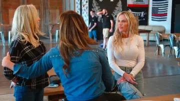 T-shirt à manches Skims Lomg porté par Jennifer Pedranti comme on le voit dans The Real Housewives of Orange County (S18E17)