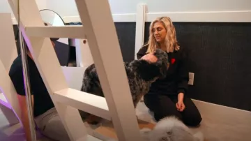 Sudadera Shein EZwear con forro térmico con estampado de corazón usada por Gina Kirschenheiter como se ve en The Real Housewives of Orange County (T18E17)