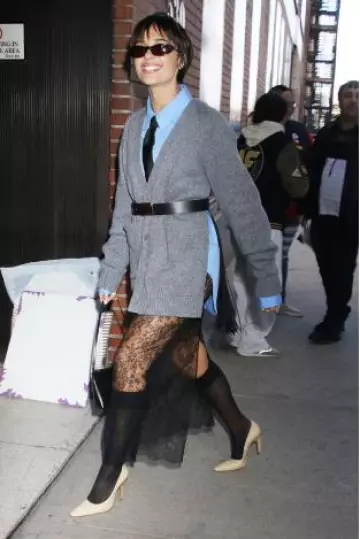 Camisa Tibi Charlie Slim usada por Naomi Scott en CBS Mornings Studios el 16 de octubre de 2024