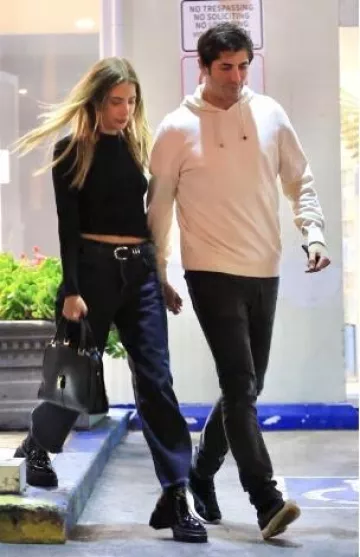 Anine Bing Gavin Jean usado por Ashley Benson en Sushi Park el 16 de octubre de 2024