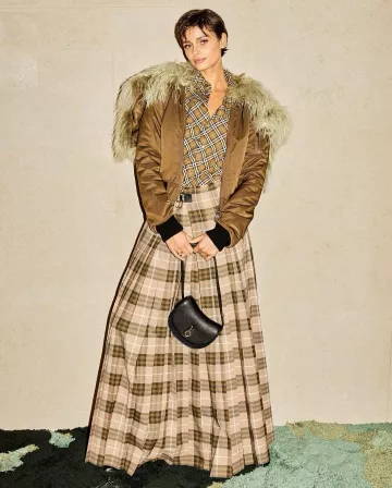 Camisa de algodón a cuadros de Burberry usada por Taylor Hill en la reapertura de la tienda de Burberry 57th Street el 16 de octubre de 2024