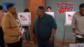 Sergio Tacchini Dallas Chaqueta de chándal usada por Marty Butler (Marcel Spears) como se ve en The Neighborhood (S07E03)