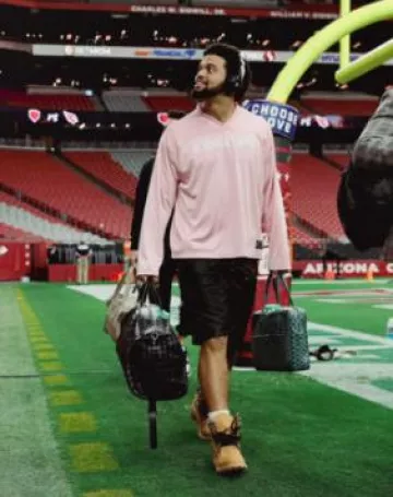 Pantalones cortos de carpintero con panel de cuero marrón Chrome Hearts usados por Caleb Williams en la cuenta de Instagram @houstontexans