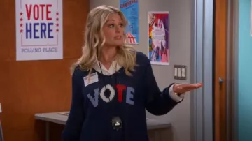 Suéter de Gemma Johnson (Beth Behrs) como se ve en The Neighborhood (T07E03)