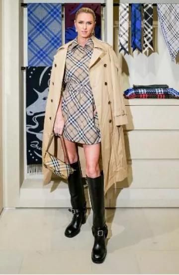 Botas hasta la rodilla de cuero Burberry Stirrup usadas por Nicky Hilton Rothchild en la reapertura de la tienda Burberry 57Th Street el 16 de octubre de 2024