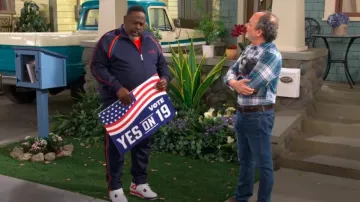 Jordan Air Jordan 4 Red Cement usado por Calvin Butler (Cedric the Entertainer) como se ve en The Neighborhood (S07E03)