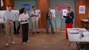 Bella Dahl Pantalon large en similicuir enduit porté par Tina Butler (Tichina Arnold) comme on le voit dans The Neighborhood (S07E03)