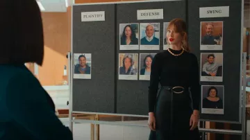 Ted Baker Alltaa Vestido de punto de técnica mixta usado por Shae Banfield (Yael Grobglas) como se ve en Matlock (S01E03)