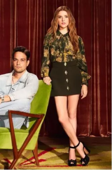 Sandales à plateforme Alexandre Birman Pepitta portées par Anna Kendrick sur Netflix le 16 octobre 2024