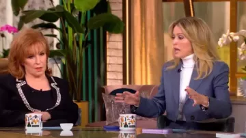 Blazer recortado de botonadura sencilla Golden Goose Deluxe Brand usado por Sara Haines como se ve en The View el 25 de octubre de 2024