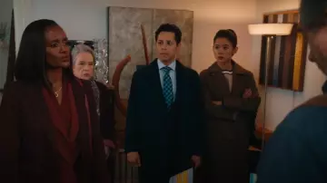 Everlane The Modern Trench Coat worn by Sarah (Leah Lewis) as seen in Matlock (S01E04)