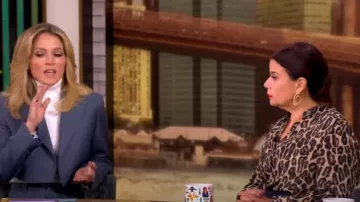 Camiseta recta de Theory usada por Ana Navarro como se ve en The View el 25 de octubre de 2024