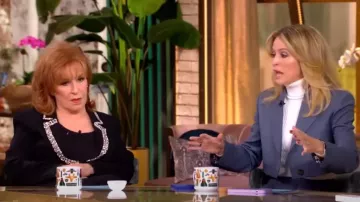 Cinq a Sept Karlie Blazer de botonadura sencilla adornado con cristales usado por Joy Behar como se vio en The View el 25 de octubre de 2024