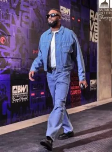 Veste en jean bleu délavé clair Givenchy portée par Rashod Bateman sur le compte Instagram @ravens