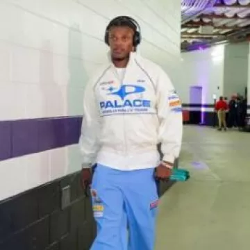 Veste Palace White & Light Blue Rally Team portée par Lamar Jackson sur le compte Instagram @ravens