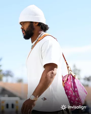 Bolso Louis Vuitton Magenta Monogram Speedy 40 usado por Kyler Murray en la cuenta de Instagram @azcardinals