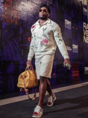 Bolso Louis Vuitton Yellow Monogram Speedy 40 usado por Derrick Henry en la cuenta de Instagram @ravens