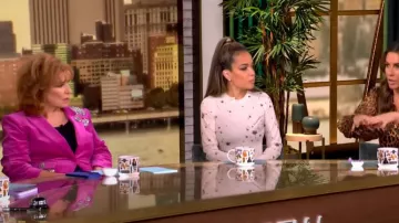 Cinq a Sept Glass Rose Chenille Blazer usado por Joy Behar como se ve en The View el 29 de octubre de 2024