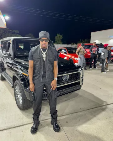 Pantalones cargo Prada Black Re Nylon Buckle usados por Rob49 en la cuenta de Instagram @rob49up