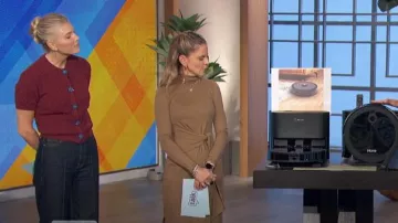 Ulla Johnson Los vaqueros no elásticos de Genevieve Topstitch que lleva Amanda Kloots en The Talk el 23 de octubre de 2024
