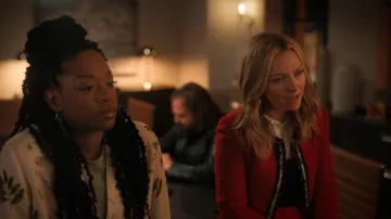 Alice + Olivia Landon Veste en Ruby Black White portée par Lorna Crane (Becki Newton) comme on le voit dans The Lincoln Lawyer (S03E02)