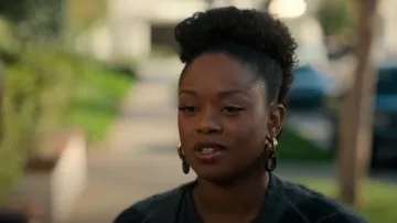 Boucles d’oreilles à maillons Paco Rabanne portées par Izzy Letts (Jazz Raycole) comme on le voit dans The Lincoln Lawyer (S03E03)