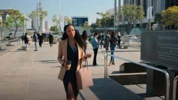 Smythe Not A DB Pagoda Wool Cutaway Blazer usado por Andrea Freeman (Yaya DaCosta) como se ve en The Lincoln Lawyer (S03E03)