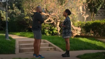 Bottines Chelsea en cuir Ganni portées par Izzy Letts (Jazz Raycole) comme on le voit dans The Lincoln Lawyer (S03E03)